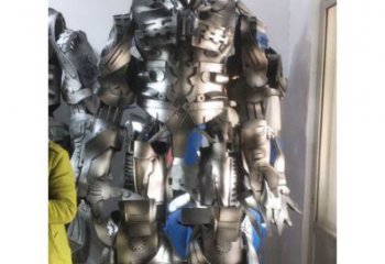 可穿戴威震天雕塑