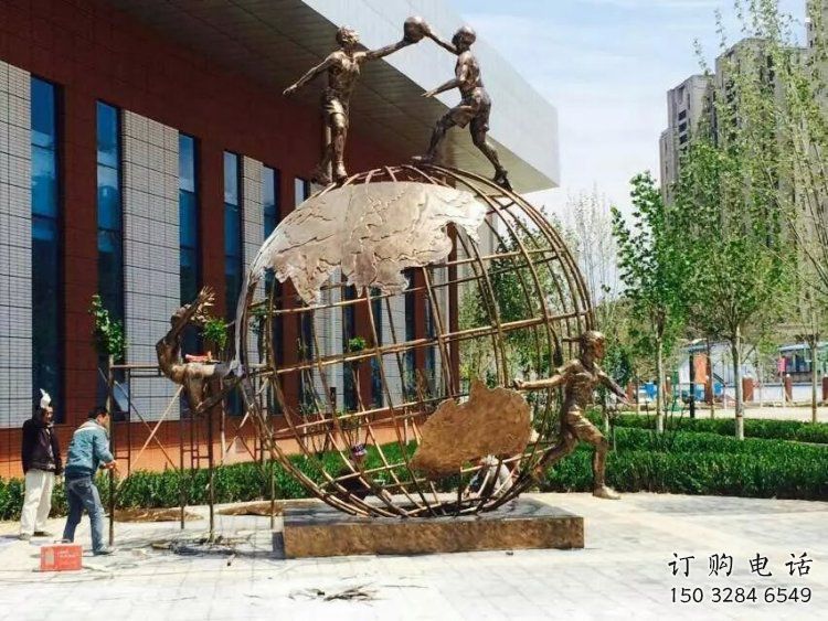 地球儀雕塑訂做，校園雕塑，現代地球儀人物雕塑廠家