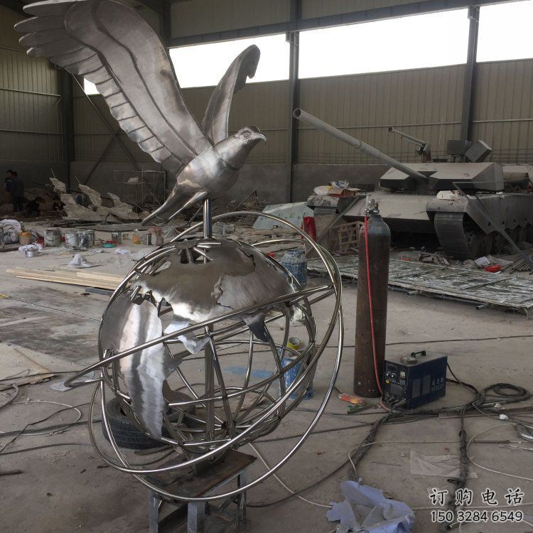 地球儀雕塑選用，美陳雕塑，金屬老鷹踩地球儀雕塑標準