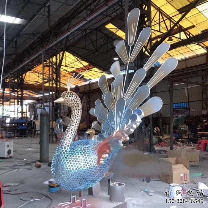 孔雀雕塑廠家，小區擺件，不銹鋼鏤空孔雀雕塑制造商