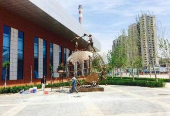 地球儀雕塑定價(jià)，拉絲工藝，地球儀人物雕塑制作