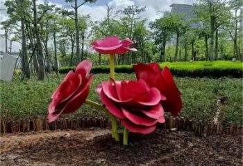 草地玫瑰雕塑