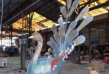 孔雀雕塑廠家，小區擺件，不銹鋼鏤空孔雀雕塑制造商