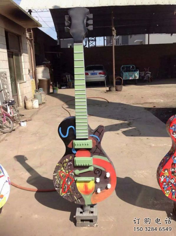 草地吉他雕塑