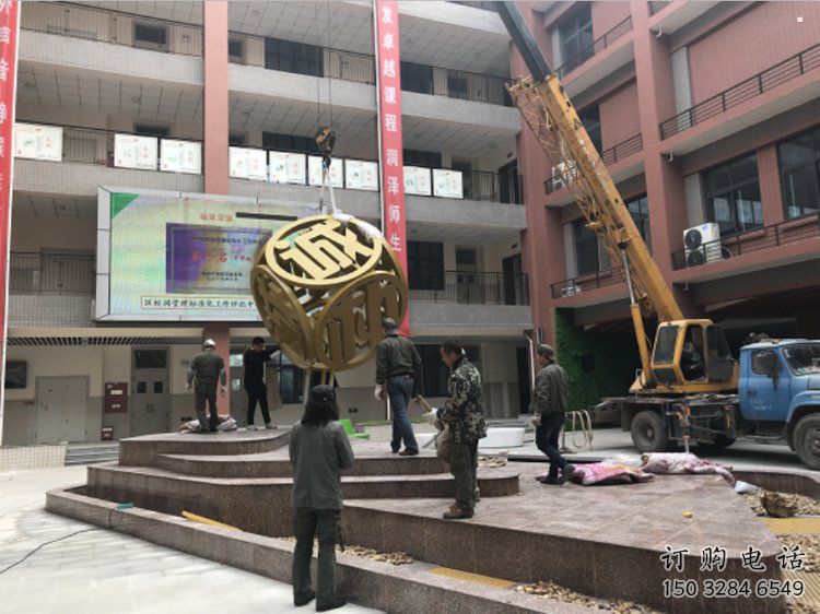 別墅區(qū)正方形雕塑