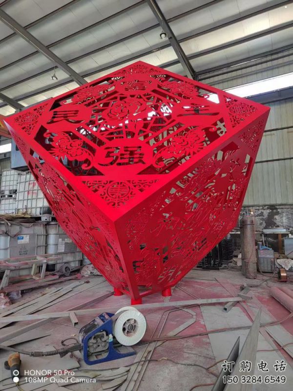 室內(nèi)正方形雕塑