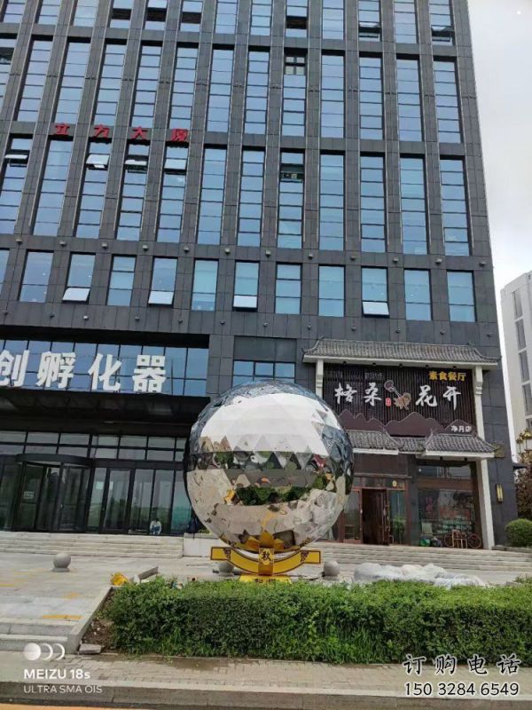 鏡面球雕塑制造，城區(qū)小品，不銹鋼球雕塑廠家提供