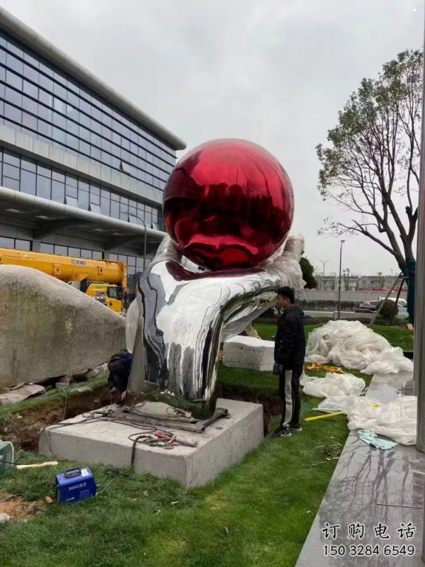 手托圓球雕塑精選，透雕系列，不銹鋼手托圓球雕塑提供