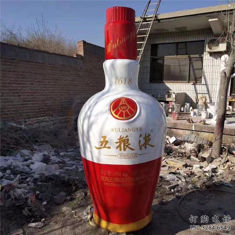 酒瓶雕塑選定，園林裝飾，大型玻璃鋼酒瓶雕塑公司