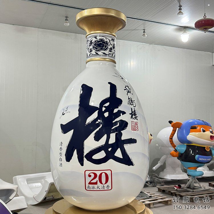 洋酒瓶雕塑承接，景觀雕塑，玻璃鋼洋酒瓶雕塑定制