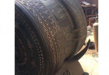 銅鼓雕塑批發(fā)，校園雕塑，抽象銅鼓雕塑定價