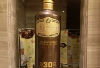 金屬酒瓶雕塑通用，城市雕塑，彩色玻璃鋼酒瓶雕塑指用