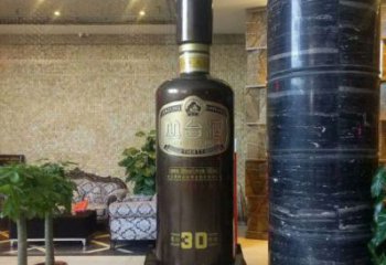 酒瓶雕塑制造商，酒店擺件，軟裝玻璃鋼酒瓶雕塑定制