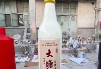 酒瓶雕塑定做，小區擺件，玻璃鋼酒瓶雕塑制作