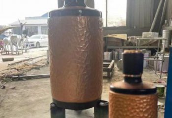 藝術(shù)酒瓶雕塑展品，室外軟裝，展示玻璃鋼酒瓶雕塑訂做