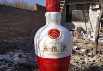 酒瓶雕塑選定，園林裝飾，大型玻璃鋼酒瓶雕塑公司