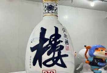 洋酒瓶雕塑承接，景觀雕塑，玻璃鋼洋酒瓶雕塑定制