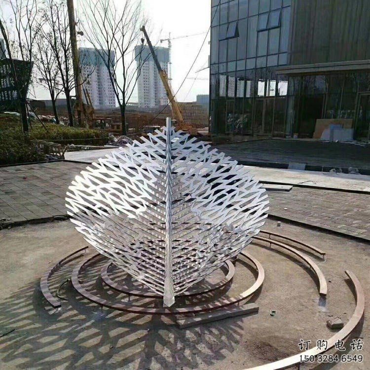 鏤空樹葉雕塑選用，陸地擺件，鐵藝樹葉雕塑加工廠家