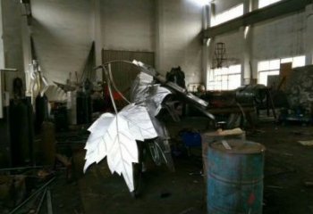 楓葉雕塑承接，城市裝飾，大型不銹鋼楓葉雕塑廠家