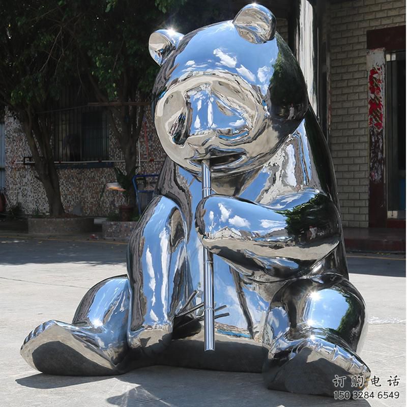 鏡面熊貓雕塑供應(yīng)，花園小品，不銹鋼熊貓雕塑展品