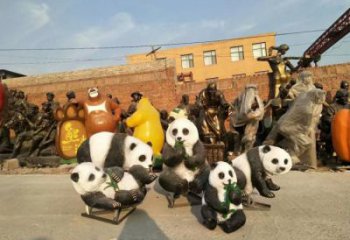 金屬熊貓雕塑制作，陸地擺件，仿真熊貓雕塑制造商