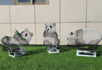 金屬熊貓雕塑廠家，城市雕塑，彩色鏤空熊貓雕塑指用