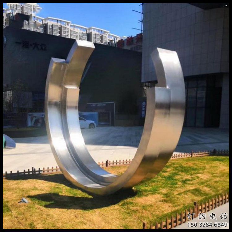 房地產月牙雕塑