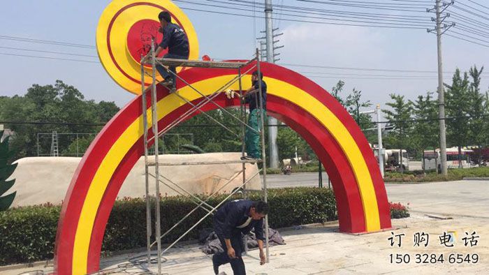亳州烤漆拱門雕塑，彩虹圖案設計，不銹鋼大門雕塑實景