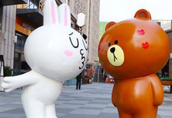倉山步行街布朗熊雕塑，玻璃鋼動物雕塑，卡通方式