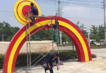 當雄烤漆拱門雕塑，彩虹圖案設計，不銹鋼大門雕塑實景