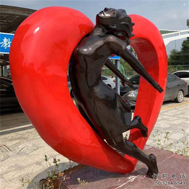 紅河草地心形人物雕塑